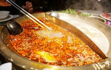 Ăn lẩu hôm trước, hôm sau nôn ra máu, người phụ nữ bị loét thực quản, viêm dạ dày vì thói quen ăn lẩu kiểu này