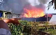 Cháy tàu du lịch trên sông