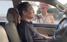 Tài xế "cố thủ" trên ô tô liên tục uống nước, 3 tiếng sau mới xuống xe không phát hiện nồng độ cồn