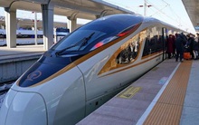 Tàu tự lái tốc độ 350 km/h đầu tiên trên thế giới ra mắt tại Trung Quốc
