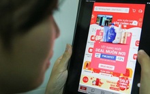 Chợ mạng vào cao điểm sắm Tết