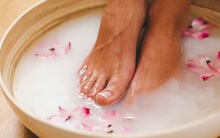 Ngâm chân rất thoải mái, tốt cho sức khỏe nhưng có 2 nhóm người đặc biệt cần chú ý nếu không muốn bệnh tật bủa vây