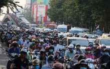 Nghẹt thở qua cửa ngõ sân bay Tân Sơn Nhất những ngày cuối năm