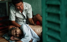 Về xứ Ô Môn nghe chuyện chàng khờ nhặt ve chai nuôi mẹ: "Hồi xưa má nuôi mình lớn, giờ tới lượt mình nuôi má!"