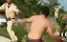 [Video] Phẫn nộ việc 3 đối tượng tấn công CSGT khi bị kiểm tra nồng độ cồn