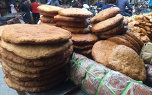 Giò, chả Tết giảm giá mạnh, người mua vẫn 'chê' đắt