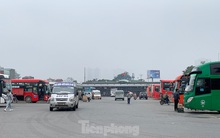 Người dân dùng phương tiện cá nhân về quê, bến xe Hà Nội vắng khách