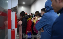 Cây ATM báo lỗi khi công nhân rồng rắn xếp hàng rút tiền ngày cuối năm