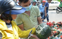 Anh thợ điêu khắc gỗ kiếm hàng triệu đồng mỗi ngày nhờ khắc dưa hấu bán dịp Tết ở Sài Gòn