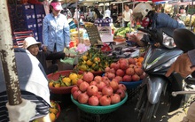 Trái cây 'khổng lồ' gắn mác ngoại bày bán giá rẻ trên vỉa hè Sài Gòn