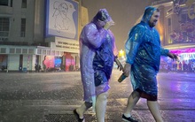 Trực tiếp đón giao thừa Tết Canh Tý 2020: Người Hà Nội đội mưa đón giao thừa, người Sài Gòn đeo khẩu trang chờ năm mới