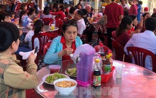 Cà phê, quán ăn ở TPHCM “nhảy giá” đuổi không hết khách