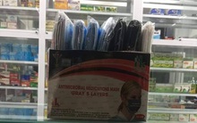 Bên cạnh những gian thương lợi dụng dịch viêm hô hấp do virus Corona để bán hàng nhái và tăng giá, có 1 tiệm thuốc bày sẵn khẩu trang miễn phí cho người dân