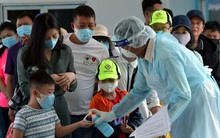 Giữa đại dịch corona, người Việt đang di chuyển bằng taxi, xe khách, bus hay grab cần làm gì để không nhiễm dịch bệnh?