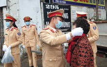 [Ảnh] Người đi đường Hà Nội bất ngờ khi nhận được khẩu trang miễn phí từ CSGT