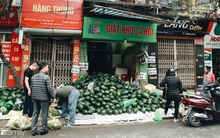 Sống đẹp như người Hà Nội: Dù đang căng thẳng dịch Corona nhưng vẫn đeo khẩu trang đi "giải cứu" dưa hấu của nông dân vì dịch bệnh mà không được xuất khẩu