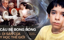 "Cậu bé bong bóng": Suốt 12 năm sống tách biệt trong không gian vô trùng, đến phút cuối mới được chạm vào mẹ rồi qua đời