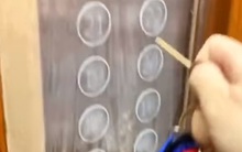 Đi thang máy thời dịch nCoV bùng phát, mỗi người một que tăm không chạm nút bấm