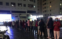 Người dân Linh Đàm rồng rắn xếp hàng đến 11h30 đêm trong giá lạnh để mua khẩu trang đúng giá