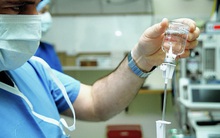 Điều trị bệnh nhân nhiễm virus corona bằng thuốc điều trị HIV, thuốc chống sốt rét có thể đem lại hiệu quả hay không?