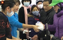 Hà Nội: Khẩu trang bán theo giờ, dân xếp hàng ra tận đường để mua 5 chiếc/người như thời bao cấp