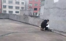 Cậu học sinh trèo lên sân thượng 8h sáng mỗi ngày khi được nghỉ học do virus corona, biết lý do ai cũng nghẹn ngào