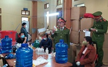 Phát hiện cơ sở sản xuất hàng ngàn chai nước rửa tay chống virus corona giả