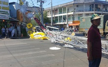 Cổng chào bằng thép tại ngã 4 ở Sài Gòn bị gió quật ngã, đè 2 người bị thương