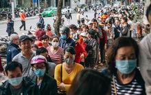 Người Hà Nội "rồng rắn" hết cả con phố, đợi nhận "tem phiếu" để mua khẩu trang vải sử dụng 30 lần