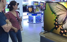 Hàng điện máy đua nhau giảm giá