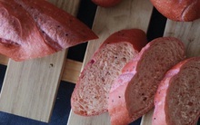 Bánh mì thanh long trong dịch Corona nhận “mưa” lời khen, khách xếp hàng dài mua từ sáng sớm