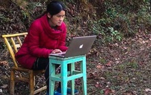 Bị mắc kẹt trên núi vì dịch Covid-19, cô giáo thiết kế lớp học trực tuyến đơn sơ khiến ai nấy đều khâm phục