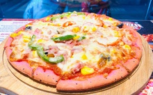 Lấy cảm hứng từ bánh mỳ thanh long, ông chủ nhà hàng ở Hà Nội làm pizza thanh long, giá chỉ 55 ngàn đồng/cái