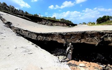 Kinh hoàng sụp lún, sạt lở đất chưa từng thấy ở Cà Mau