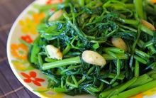 Được mời cơm nhưng trong đĩa rau lại có thịt, phản ứng của vị cao tăng khiến học trò xấu hổ