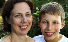 Cậu bé thiên tài, chiếm 0.0003% dân số thế giới suýt không chào đời vì chẩn đoán khó tin của bác sĩ