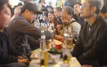 Người dân bắt đầu chủ quan giữa dịch Covid-19: Phố Tạ Hiện vẫn đông đúc người ăn nhậu, nhân viên cafe không đeo khẩu trang