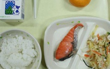 Nhân viên nhiễm Covid-19 chia đồ ăn cho gần 200 học sinh Nhật Bản