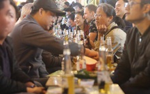 Người dân bắt đầu chủ quan giữa dịch Covid-19: phố Tạ Hiện vẫn đông đúc người ăn nhậu, nhân viên cafe không đeo khẩu trang