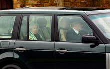 Nữ hoàng Anh lần đầu lộ diện sau cú sốc "vô lễ" của vợ chồng Meghan Markrle, nhìn gương mặt của bà ai cũng xót xa