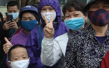 Người Hà Nội vui vẻ xếp hàng cả tiếng để mua khẩu trang: “Dù dịch Covid-19 đã kiểm soát tốt nhưng gia đình tôi không chủ quan"
