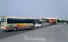 Xe 'hổ vồ', ô tô khách phớt lờ lệnh cấm, đi vào đường đua F1