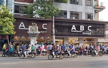 Người Sài Gòn xếp hàng dài đợi mua bánh mì thanh long nhân sầu riêng 6 Ri của "vua bánh mì” Kao Siêu Lực