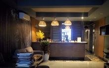 Cảnh hiu hắt bên trong khách sạn ở HN "ngấm đòn" Covid-19, cho nhân viên nghỉ việc 4 tháng