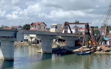 Gãy dầm cầu công trình 169 tỉ đồng, các đơn vị liên quan khẳng định do… con lăn