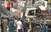 Xe tải biến dạng khi đâm vào đuôi xe container ở Sài Gòn, 3 người trong cùng gia đình tử vong