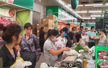 Siêu thị đầy ắp hàng hóa, người dân nhộn nhịp mua sắm cuối tuần