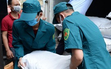 [Ảnh] Ấm lòng giữa tâm dịch Covid-19: Người Hà Nội thuê ô tô chở gạo phát miễn phí cho dân Trúc Bạch đang bị cách ly