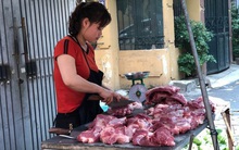 Tiểu thương "bại trận", ế ẩm, mong có khách để "bán rẻ còn về"