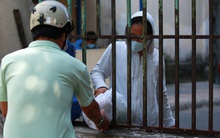 [ẢNH] Phong toả chung cư có ca nhiễm Covid-19 thứ 48 ở Sài Gòn, cư dân nhận tiếp tế lương thực qua hàng rào